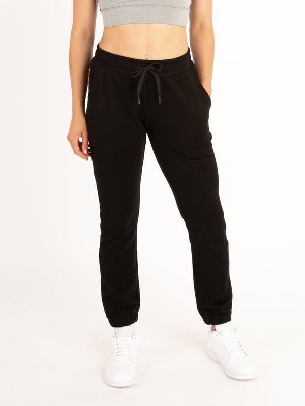 Elevate your casual wardrobe with these joggers from the LUKE womenswear performance range. Cut to a slim fit in a soft recycled cotton, these joggers are extremely comfortable. They are crafted with an elasticated waistband and adjustable drawcord along with open pockets which provide ample space for all your essentials. The iconic rubberised lion head badge completes the look.