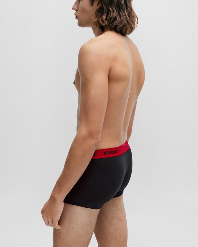 A trio of low-rise trunks by HUGO. Designed in breathable cotton blended with stretch for flexible comfort, these form-fitting trunks are topped with exposed waistbands carrying contrast logos in repeat. Update everyday foundations with this triple pack. 
95% Cotton, 5% Elastane
50469786