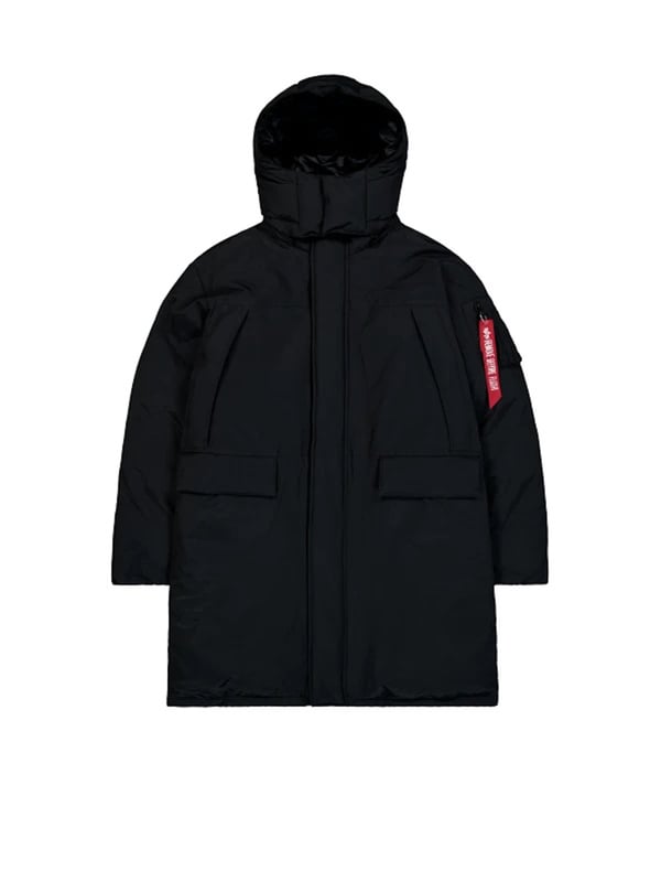 Dieser gefütterte Parka vereint Funktionalität und Stil in einem robusten Design. Die hochschließende Kapuze mit Tunnelzug bietet optimalen Schutz vor Wind und Wetter und lässt sich bei Bedarf abnehmen. Der durchgehende Reißverschluss wird von einer Sturmblende mit Klettverschluss geschützt, um Kälte zuverlässig fernzuhalten. Vier geräumige Außentaschen mit Klettverschluss und eine praktische Ärmeltasche mit Reißverschluss bieten ausreichend Stauraum für deine Essentials. Dezente Label-Prints, Stickereien und ein Flag-Tag am Ärmel verleihen dem Parka einen modernen Look. Perfekt für kühle Tage, wenn du draußen unterwegs bist und gleichzeitig gut aussehen willst.