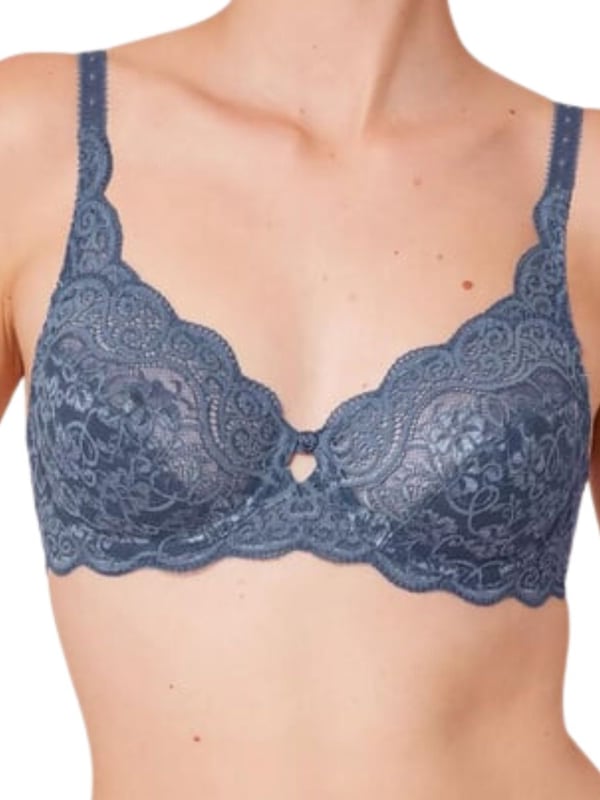 Triumph Amourette 300 High Apex Bra. With semi-transparent cups, lightweight wiring and adjustable closure. The product is hand-wash only.
