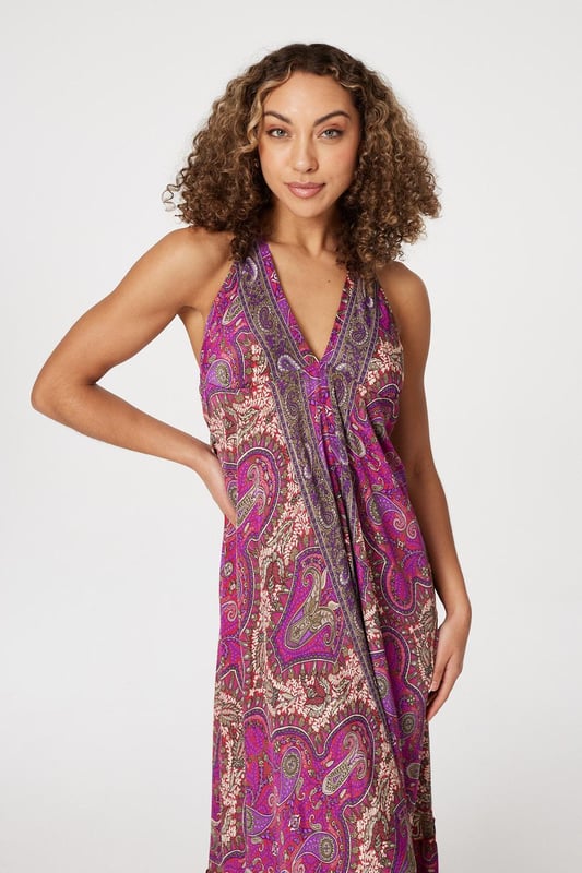 Add a statement print to your holiday closet with this maxi sun dress. It has a self-tie halter neck, sleeveless fit and a tiered maxi length skirt. Pair with flat sandals for an elegant poolside style, or elevate with heeled espadrilles for an evening out.