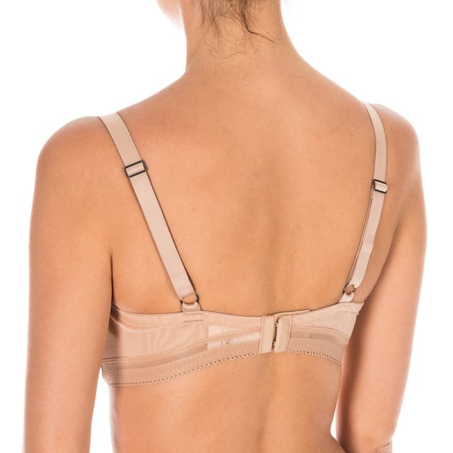 Calvin Klein bra. 
 Skin color. 
 Smooth cups without foam, with micro tulle at the top. 
 Cups with rings. 
 Elastic straps, adjustable. 
 Name of the brand stamped on one of the braces. 
 Elastic sides made of micro tulle. 
 Clasp closure on the back, three positions. 
 Seams seen in tone. 

 Composition: 76% Nylon. -24% Elastane. 

 Washing instructions: 
 - Wash maximum at 40ºC. 
 - Iron at medium temperature, max. 110 ° C. 
 - It does not allow to use dryer. 
 - Do not use bleach. 
 - Does not admit dry cleaning. 

 Size equivalence: 

 UK FR EU IT 
 30 80 65 30 
 32 85 70 32 
 34 90 75 34 
 36 95 80 36 
 38 100 85 38 


 Size equivalence: 

 UK FR EU IT 
 30 80 65 30 
 32 85 70 32 
 34 90 75 34 
 36 95 80 36 
 38 100 85 38