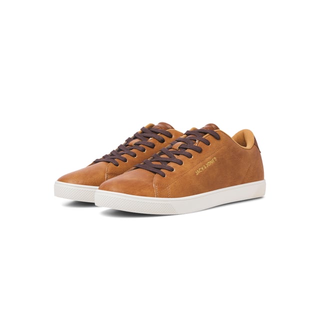 Zapatillas deportivas para hombre de la marca Jack & Jones. El zapato está hecho de cuero sintético de alta calidad.  Marca: Jack & JonesNombre del modelo: BossCategoría: zapatos para hombreMateriales: piel sintéticaColor: coñac.