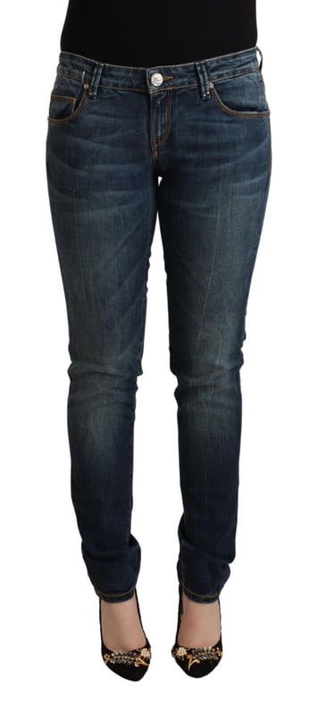 Marke: ACHT  
Material: 99% Baumwolle 1% Polyester  
Passform: Slim  
Taille: Niedrig  
Farbe: Blau gewaschen  
Verschluss: Reißverschluss  
Details: Logo  
Material: 99% Baumwolle 1% Polyester