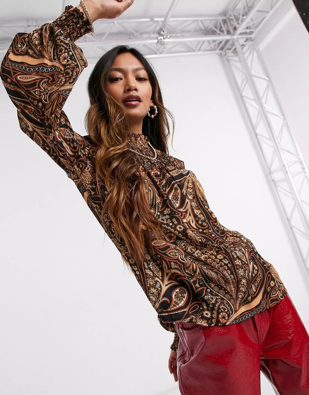 All-over print
High neck 
Long sleeves 
Shirred, stretch trims 
Regular fit 
True to size