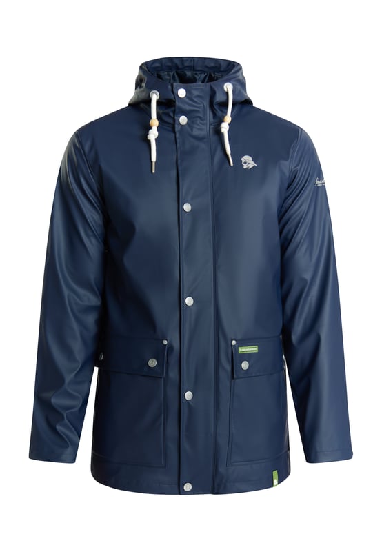 Mit dieser Schmuddelwedda Regenjacke machen Sie auch bei ungemütlichem Wetter eine gute Figur. Gefertigt aus einem modernen, nachhaltig recycelten Polyester, können Sie auf das beschichtete wasser- und winddichte Material vertrauen. Dafür sorgt auch der verdeckte Reißverschluss, die verstellbare Kapuze mit Stehkragen sowie die versiegelten Nähte. Ergänzt wird das Design durch die aufgesetzten XL-Pattentaschen, eine Innentasche sowie durch den typischen Seemanns-Print auf der Brust.  Regenjacke