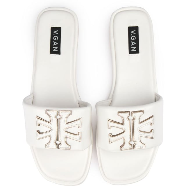 Las chanclas Vegan Choy Logo de V.gan encarnan la elegancia ética con una puntera cuadrada moderna y credenciales 100% veganas. Confeccionadas en una fábrica con certificación vegana, estas elegantes sandalias blancas cuentan con una parte superior elegante y una cómoda suela de goma. Abrace el futuro de la moda y agregue un poco de entusiasmo con este básico respetuoso con el medio ambiente, aprobado por PETA, entregado en envases reciclados. Predica con el ejemplo y llama la atención con cada paso ecológico.