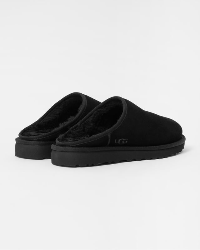 An effortless take on UGG's icon with the same rich suede and soft sheepskin, the new Classic Slip-On offers easy entry and a laidback look. Lined in their signature UGGplush™ blend of upcycled wool and plant-based TENCEL™ Lyocell, it's finished with an ultra-lightweight outsole for grip and cushioning.

Suede upper
17mm UGGplush™ 60% upcycled wool, 40% TENCEL™ Lyocell lining
10mm sheepskin insole
Sugarcane EVA Outsole or Treadlite by UGG™ EVA outsole
Textile binding made from 100% recycled polyester fibers
Heat-embossed UGG® logo

1129290
 