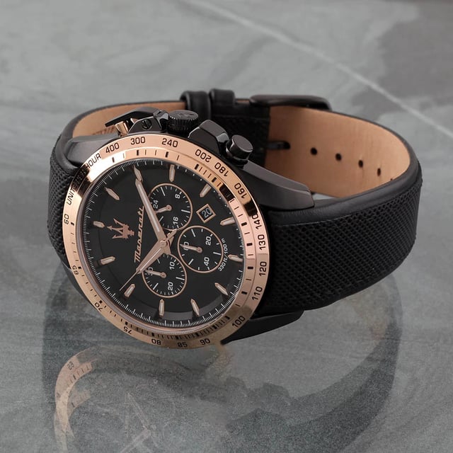 Stijlvol heren horloge van het merk Maserati in de kleur zwart met rose details. Het horloge heeft een lederen polsbandje dat ook kleiner gemaakt kan worden, de kast heeft een diameter van 45mm en het uurwerk is van Quartz.  Merk: MaseratiModelnaam: Traguardo (45mm)Categorie: heren horlogeMaterialen: edelstaal, leerKleur: zwart, rose
