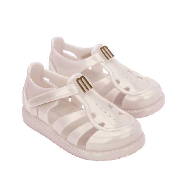 Let your baby slip into a world of dreams with the Mini Melissa Hip Daydream! Lightweight and easy to clean, the style will add cuteness to all of your little one's outfits. Velcro fastener ensures stability.