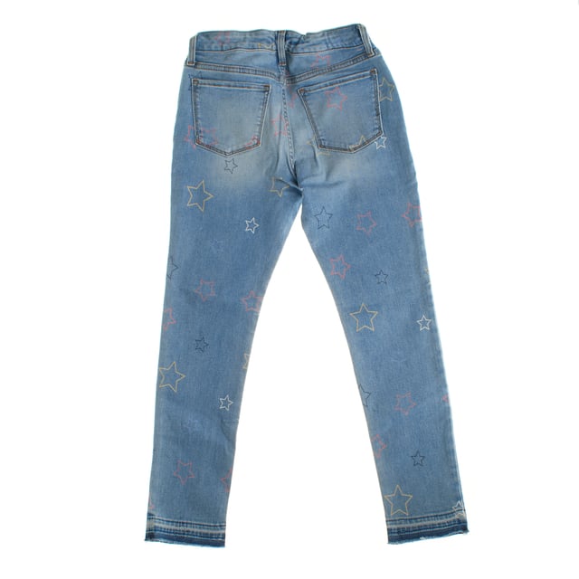 These girls' jeans combine style and functionality, with an elastic waistband at the back that provides comfort and easy adjustment.

 In addition, it has an invisible and adjustable waist adjustment system for a perfect fit.

 The classic five-pocket design gives it a timeless look, while all-over star print detailing adds a fun, modern touch.

 Its fitted cut from the hip to the ankles makes it an ideal option for a casual look with a youthful and original touch.
 Composition: 92% Cotton, 7% Lycra, 1% Elastane
 Care:
- Machine wash cold.
 - Use similar colors in the wash.
 - Avoid the use of bleaches.
 - Dry at low temperature in the dryer.
 - Iron at low temperature.
 - Do not dry clean.
