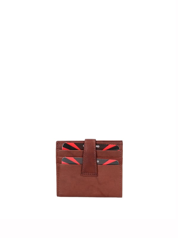 Cartera de hombre. El cierre es con botón de presión. Los bolsillos internos son tarjeteros y porta billetes. Los bolsillos exteriores son tarjeteros. Falta la correa para el hombro. Falta el mango. Hay un compartimento interno. El material exterior es 100% Piel Auténtica. Internamente está forrado en piel auténtica. Medidas: 9,5x8x1,5 cm. Producto de moda