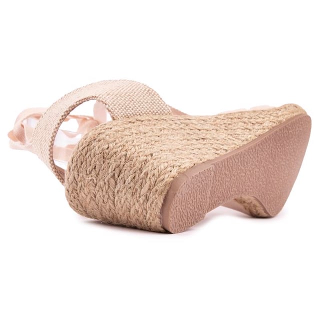 Poets je zomerse stijl af met deze comfy sleehak sandaal-meets-pump van Solesister. De espadrille sleehak van jute wordt gecombineerd met een natuurlijk bovenwerk met fijne omwikkelbare enkelbandjes en een wijdere pasvorm. De perfecte aanvulling op je looks voor warmer weer.