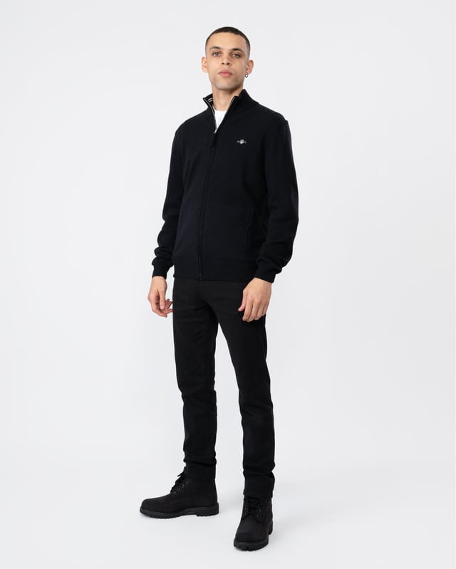 Your classic, wear-with-anything sweater. Crafted from 100% superfine lambswool, this cardigan with a zipped front is perfect for layering. Cut for a regular fit with ribbed detailing at the hem and cuffs.

Regular fit
Zip front
Rib endings at hem and sleeve cuffs
GANT graphic embroidered at chest

Material: Lambswool 100%
87214
 
 