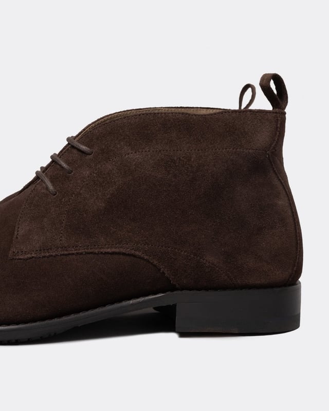 This classic chukka boot is made from suede on a formal last. The upper has clean lines and a handy back pull tab. Includes a half-leather lining and leather cushioned inner heel pad. The upper is Blake stitched to a leather sole with an additional rubber forepart on top for extra practicality.
Blake Stitched ConstructionLeather liningSuede UpperLeather sole with rubber forepartHeel pull tab
&nbsp;
&nbsp;
&nbsp;