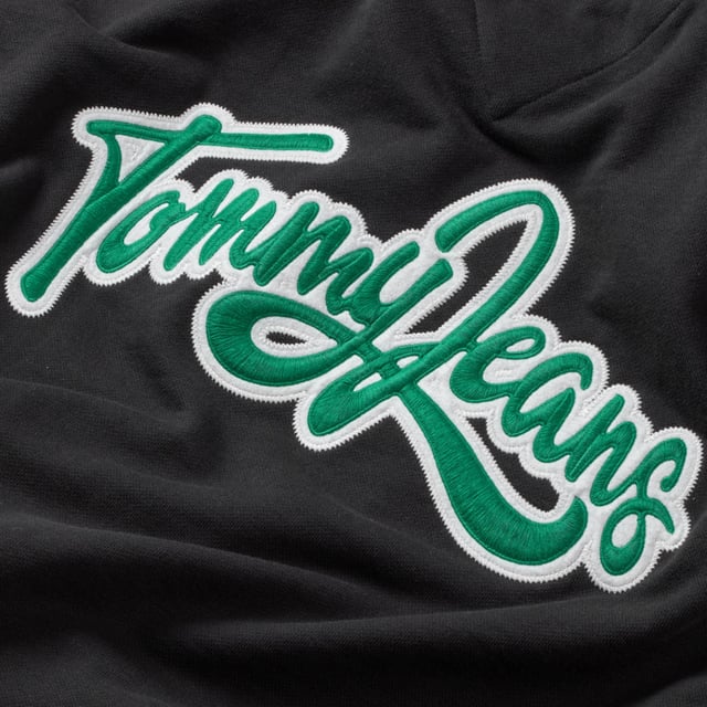 Heren hoodie van het merk Tommy Jeans. De hoodies van Tommy Jeans zijn gemaakt van biologisch katoen, en hebben een normale pasvorm. Het zachte katoen zorgt voor een heerlijk draagcomfort.  Merk: Tommy JeansModelnaam: Relax College Pop HoodieCategorie: heren hoodieMaterialen: biologisch katoenKleur: zwart