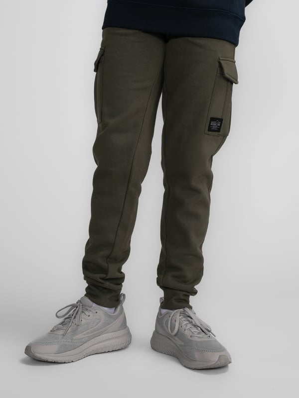 Bequeme Jogginghose mit Tunnelzug und normaler Passform. Die Hose hat zwei Cargotaschen, zwei Seitentaschen und eine Gesäßtasche. In verschiedenen Farben erhältlich. JogginghoseNormale PassformTunnelzugCargotaschen, Seitentaschen und Gesäßtasche70 % Baumwolle / 30 % Polyester