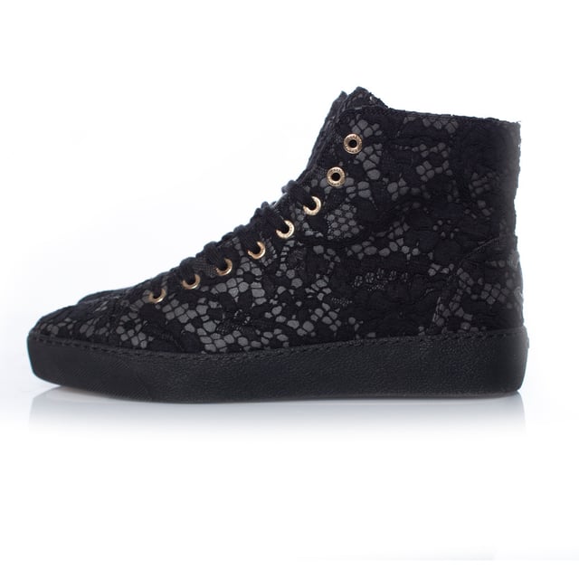 VINTAGE, RRP AS NEW
Chanel High top lace sneakers. The item is in very good condition. • CONDITION: very good condition • SIZE: 39 • INSOLE MEASUREMENTS: 25 cm• HEEL MEASUREMENTS: 3 cm PLATFORM: 2.5 cm• SHAFT HEIGHT: 11 cm WIDTH TOP: 11 cm• FABRIC: lace fabric • COLOUR: black