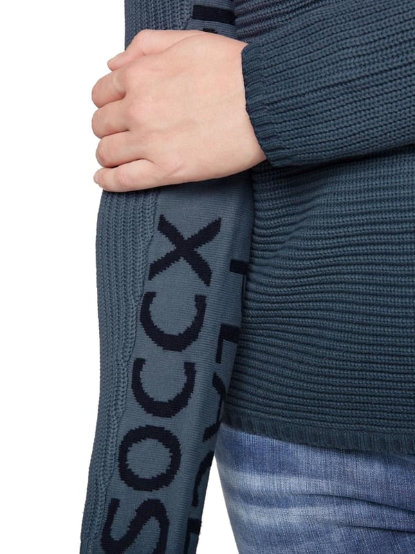 Deze gebreide trui met ronde hals voor dames is de perfecte metgezel voor koelere dagen. Hij is gemaakt van zacht materiaal dat comfortabel aanvoelt op de huid en uitnodigt tot behaaglijkheid. De trui is gemaakt in een structuurmix en heeft grof gebreide en fijn gebreide delen. De manchetten en zoom hebben een geribde look. De afgezakte schouders en de gebruikte kleur geven de trui een casual look. Aan de zijkanten en op de mouwen zitten gebreide letters.