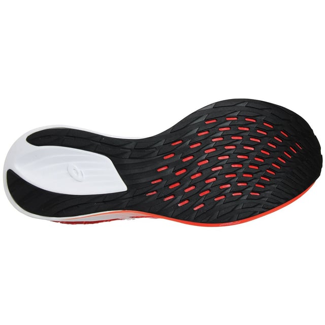 Las zapatillas de running para mujer ASICS Magic Speed son una opción muy innovadora y orientada al rendimiento diseñada para corredoras que desean maximizar su velocidad y eficiencia durante los entrenamientos y las carreras. Estas zapatillas combinan tecnología de vanguardia con un diseño elegante para proporcionar una experiencia de carrera excepcional. Exploremos las características clave de las ASICS Magic Speed Women's Running Trainers:

Características principales:

 Amortiguación FF Blast™:  La característica más destacada de las zapatillas Magic Speed es la tecnología de amortiguación FF Blast™ en la entresuela. Este material de amortiguación ligero pero con gran capacidad de respuesta proporciona un excelente retorno de la energía, ayudándote a conseguir una zancada más rápida y eficiente.

 Tecnología Guidesole™:  La tecnología Guidesole™, similar a la de la serie GlideRide, presenta un diseño de suela curvada que reduce la flexión del tobillo y favorece una transición más suave del talón a la puntera. Este diseño minimiza la pérdida de energía y reduce la fatiga muscular, permitiéndote mantener la velocidad en largas distancias.

 Placa de propulsión:  La placa de propulsión en la suela mejora la propulsión hacia delante, ayudándote a generar más velocidad en cada zancada. Proporciona una sensación ágil y sensible durante los sprints y las carreras.

 Parte superior de malla ligera:  La parte superior de la zapatilla está fabricada con un material de malla ligero y transpirable. Ofrece una excelente ventilación, manteniendo los pies frescos y cómodos durante las carreras de alta intensidad.

 Construcción sin costuras:  Estas zapatillas cuentan con una construcción sin costuras para minimizar la fricción y reducir el riesgo de irritación o ampollas, incluso durante carreras prolongadas.

 Plantilla OrthoLite X-55:  La plantilla OrthoLite X-55 mejora la amortiguación, el control de la humedad y la transpirabilidad. Se puede quitar si prefieres usar plantillas ortopédicas personalizadas.