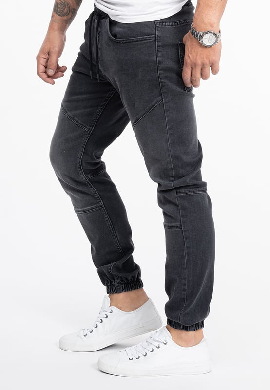 Modebewusste Herren finden bei Rock-Creek trendstarke Slim Fit Jeans, die mit ihrer figurbetonten Passform ein schlankes Bein zaubern. Die Hosen sitzen wie eine zweite Haut und bieten dank Ihres Elasthan-Anteils einen hervorragenden Tragekomfort und viel Bewegungsfreiheit. Noch dazu sehen die Herren Jeans sehr modern aus und können vielfältig kombiniert werden. Sie sind stilvolle Begleiter für das Büro, den Alltag oder die Freizeit und begeistern mit einer erstklassigen Verarbeitung.