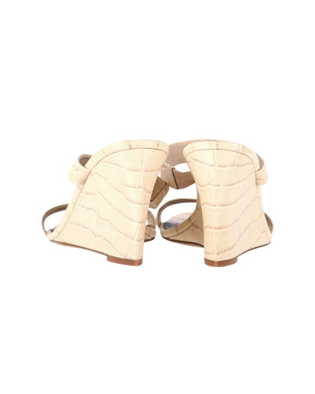VINTAGE, RRP AS NEW
Experience the epitome of luxury with the Diane Von Furstenberg Vivienne Croc-Effect Wedge Sandals in beige leather. Crafted with a croc-embossed finish, these sandals elevate your style with their double-strap open toe design. The slip-on style ensures easy wear, and the leather lining and sole provide a luxurious and comfortable experience.



Diane Von Furstenberg Vivienne Croc-Effect Wedge Sandals in Beige Leather
Condition: very good
Material:   Leather
Size: US9.5
Sign of wear: light wear on soles
SKU: 346909