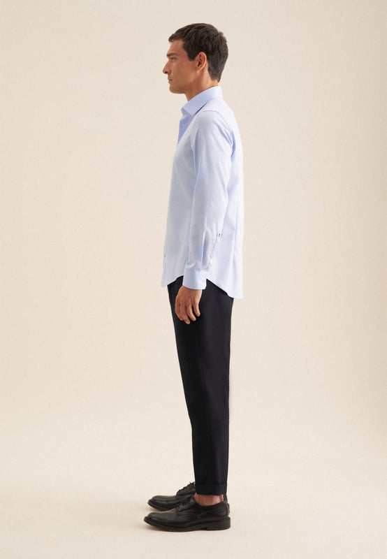 Maskuline Ästhetik: Das blickdichte Business Hemd von Seidensticker aus der "SMART CLASSICS" Kollektion erweitert Ihre Garderobe um einen hochwertigen Look, der den Geist der Zeit trifft. Es ist ein vielseitiger Begleiter, der sich ideal für Büro, Homeoffice oder Veranstaltungen eignet und überall überzeugt. Twill wird besonders hochwertig gewebt. In Kombination mit 100% Baumwolle ist es bequem zu tragen und mit schräg umlaufender Struktur sehr griffig. Die schmale Silhouette dieses Business Hemds in der Passform Shaped betont Ihre Figur ohne dabei zu eng anzuliegen. Dieses Hemd verkörpert zeitlose Eleganz mit modernem Schliff. Stilsicher und elegant liegen Sie mit diesem Langarm-Business Hemd stets richtig. Weitenverstellbare Manschetten ergänzen das klassische Gesamtbild. Hervorragend unterstrichen wird der universelle Business-Charakter durch einen Kentkragen.