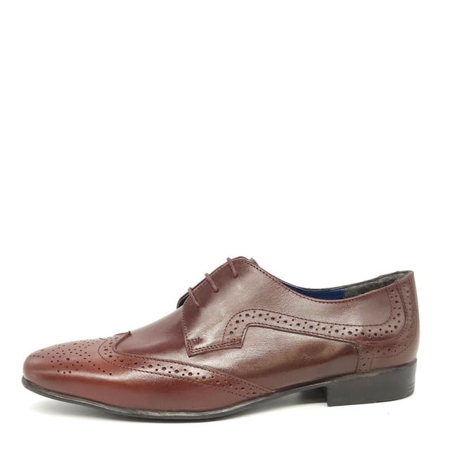 The Parade Brogue Derby Shoes from Frank James are the perfect choice to add the finishing touch to your tailored attire. Crafted from genuine leather and complete with a classic brogue design and three eyelet lace up fastening, in a choice of traditional colourways.