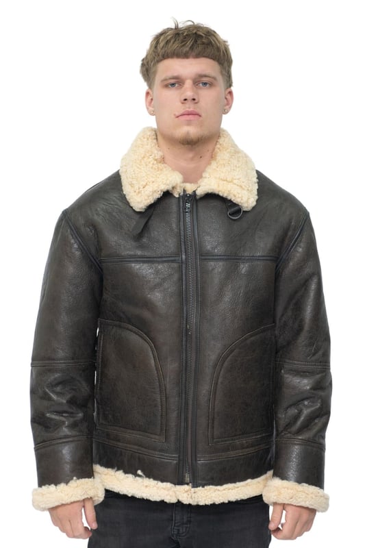 Hemos añadido algunos elementos elegantes a la B3 para aquellos que buscan una versión más atrevida de nuestra chaqueta de piel de oveja de doble cara más popular. Esta chaqueta presenta detalles de costura negra en el canesú superior, así como alrededor del cierre de cremallera YKK para acentuar nuestro color tabaco premium en el que aparece esta chaqueta. También aparecen paneles grandes y redondeados alrededor de los bolsillos de la cintura que añaden carácter adicional a esta pieza. Este estilo de chaqueta es ideal para el invierno, ya que tiene el mejor forro de piel de oveja gruesa que no tiene parangón en su capacidad de brindar calidez y comodidad. El forro también se puede exhibir manteniendo el generoso cuello con muescas hacia abajo o el cuello se puede subir con cremallera y abrochar para una protección adicional contra el frío. • Fabricada con piel de oveja de doble cara de alta calidad • El forro de piel de oveja gruesa es la mejor opción para brindar calidez y comodidad • Cuenta con dos bolsillos en ángulo con paneles redondeados y cintura ajustable • Equipada con una gruesa cremallera YKK de metal de longitud completa