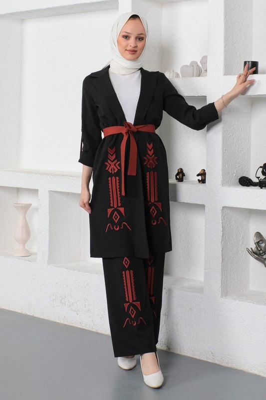 Stoffmerkmal: Hergestellt aus doppelter Stofflage.Produktmerkmal: Es handelt sich um ein neues Hijab-Modell der Saison ohne Futter. Die Jacke hat einen abnehmbaren Gürtel. Die Hose hat einen elastischen Bund. Aufgrund von Konzeptaufnahmen kann es zu leichten Farbunterschieden bei dem Produkt kommen. Das Model trägt Größe 38.Größe 38 Jackenmaße: Länge: 98 cm - Brust: 94 cm - Taille: 90 cm - Hüfte: 102 cmGr