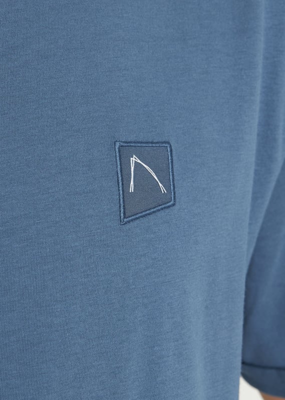 Das Brody ist ein T-Shirt mit normaler Passform, abgerundetem Saum, peached Stoff und unseren charakteristischen CHASIN'-Details.