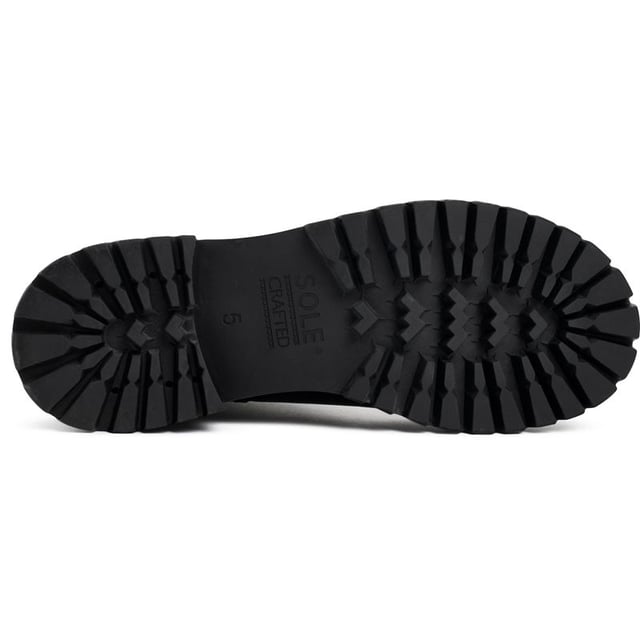 Abraza tu estilo inteligente con un toque rudo. Las botas de tobillo con cordones de Sole Crafted Stitch cuentan con una parte superior de cuero premium que ofrece un aspecto exclusivo y versátil. El forro de cuero de calidad abraza tus pies con comodidad, mientras que la suela durable con tacos aporta personalidad a cada paso. Ya sea que te dirijas a una noche en la ciudad o enfrentes un largo día de trabajo o en la universidad, las botas Sole Stitch añaden un toque distinguido a cualquier outfit.
