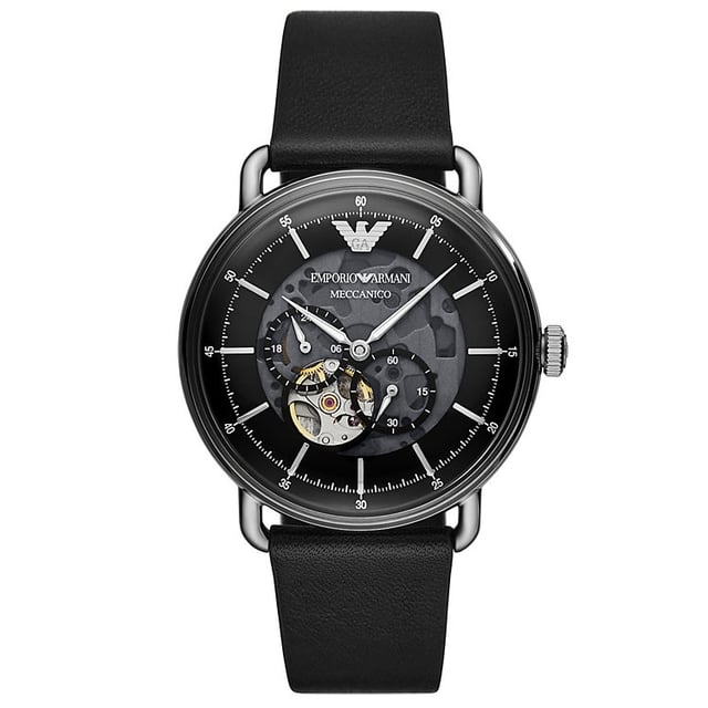 Elegante Herrenuhr der Marke Armani. Die Uhr hat ein Armband, das auch kleiner gemacht werden kann, das Gehäuse hat einen Durchmesser von 43 mm. Die Uhr hat ein mechanisches Uhrwerk, so dass keine Batterien benötigt werden.  Marke: ArmaniModellname: AR60026 (43mm)Kategorie: HerrenuhrMaterialien: Edelstahl, LederFarbe: schwarz, silber