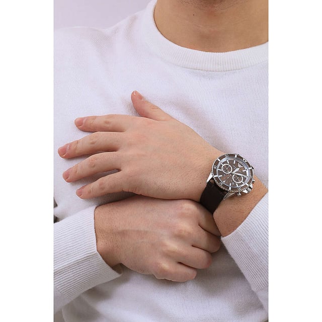 This Emporio Armani Diver Chronograph Watch for Men is the perfect timepiece to wear or to gift. It's Silver 43 mm Round case combined with the comfortable Brown Leather watch band will ensure you enjoy this stunning timepiece without any compromise. Operated by a high quality Quartz movement and water resistant to 10 bars, your watch will keep ticking. This Elegant and practical watch is perfect for all occasions. It’s a great gift for your relatives and friends -The watch has a calendar function:  Date , Stop Watch , 24-hour Display , Luminous Hands and Luminous Numbers High quality 21 cm length and 22 mm width Brown Leather strap with a Buckle Case diameter: 43 mm,case thickness: 12 mm, case colour: Silver and dial colour: Brown