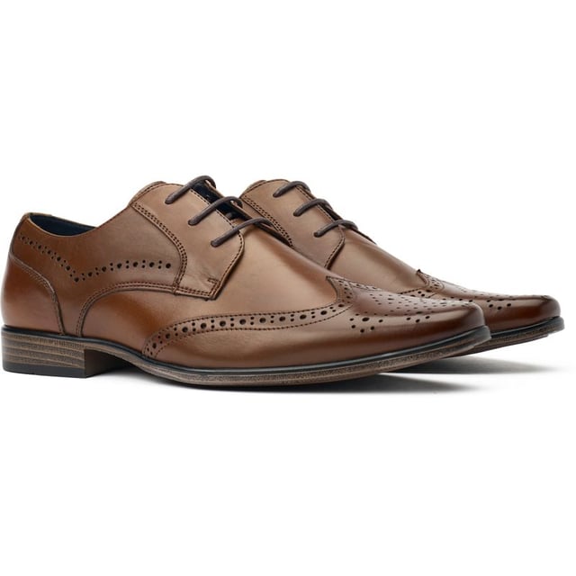 Zapatos Soletrader Logan para hombre en color tostado, fabricados en piel y suela de pvc. Presentan detalle brogue y parte superior de piel.