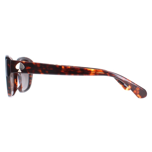 Las gafas de sol Kate Spade Kenzie/G/S 086 HA havana marrón degradado son una moderna montura rectangular fabricada en ligero acetato. Ya sea paseando por la playa o navegando por las calles de la ciudad, estas gafas de sol son un compañero perfecto para cualquier ocasión. El logotipo de Kate Spade aparece en las patillas para garantizar la autenticidad de la marca.