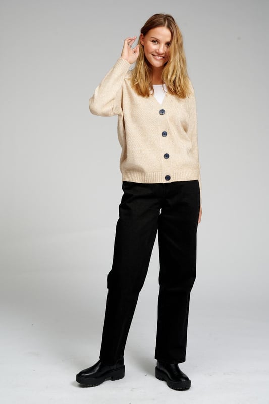 Cardigan Gebreide kleding van TeeShoppen 
 Bij TeeShoppen kun je een mooie gebreide cardigan krijgen. Het is ideaal om een gebreide cardigan in je garderobe te hebben voor de koudere maanden van het jaar. Omdat je je cardigan vaak over andere kledingstukken zult dragen, is het ideaal om een cardigan te kiezen die bij de rest van je garderobe past. Het geweldige aan cardigans is dat ze gedragen kunnen worden bij elke outfit en voor elke gelegenheid. 

 Deze knitwear is verkrijgbaar in de kleur khaki. Het is een perfecte toevoeging aan je outfit en garderobe. 

 Welke maat heeft de knitwear? 
 Knitwear is verkrijgbaar in de maten: XS, S, M, L en XL. Maten zijn aangepast voor vrouwen. 

 Over TeeShoppen 
 Bij TeeShoppen zijn we trots om onze eigen producten aan te bieden. Het doel van ons assortiment is om je de mogelijkheid te geven om je garderobe aan te vullen met kleding die zowel basic als modern is. Maar ook al zijn de kledingstukken basic, we hebben niet ingeboet op kwaliteit of design. De kledingstukken zijn gemaakt van luxe materialen die comfortabel zijn om te dragen en zijn ontworpen om gestyled te worden voor elke gelegenheid. 

 Op zoek naar een plek om tijdloze kleding te vinden voor zowel mannen als vrouwen? Dan is TeeShoppen de plek voor jou. Wij zijn specialisten in de verkoop van basic kleding. Je betaalt niet voor dure merken en kosten, maar alleen voor kwaliteit en service. En net zoals de modewereld voortdurend verandert, breiden wij ook voortdurend ons assortiment uit.
