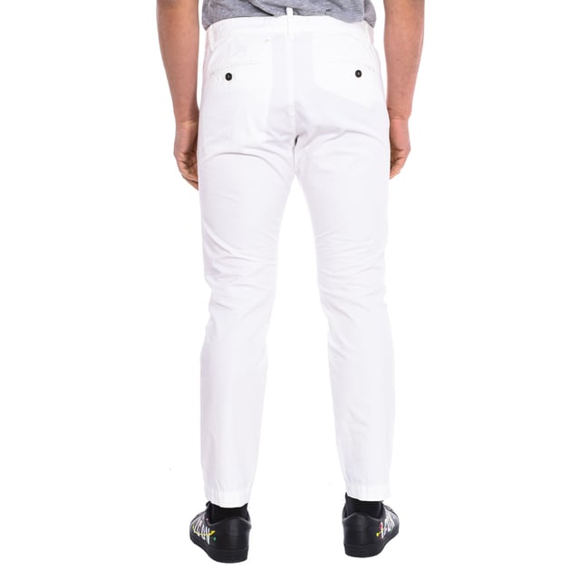 Pantalón chino Dsquared2.
Resulta ideal para múltiples combinaciones y diferentes ocasiones.
Cierre principal cremallera y botón.
Dos bolsillos abiertos en los laterales.
Dos bolsillos traseros con botón.
Trabillas para el cinturón.
Costuras vistas a tono.
 Composición: 100% Algodón
 Cuidados:
Lavar a temperatura máxima 30º.
Planchar a temperatura baja.
No usar lejía.
No lavar en seco.