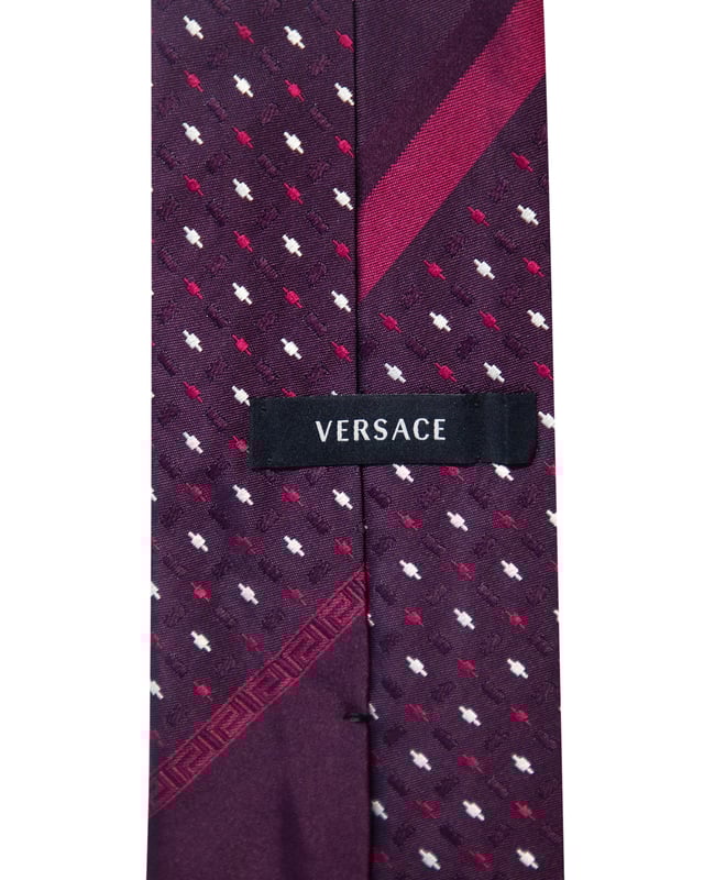 VINTAGE, RRP AS NEW
This tie from Versace is what every man needs to have. Made from quality silk, it features a multicolor pattern all over it. At the back, it has a brand label keeper loop. This purple tie is sure to add charm to your suit and is perfect for all formal events.




Versace Patterned Tie in Purple Silk
Condition: excellent
Material: silk
Size: one size
Sign of wear: No
SKU: 196375