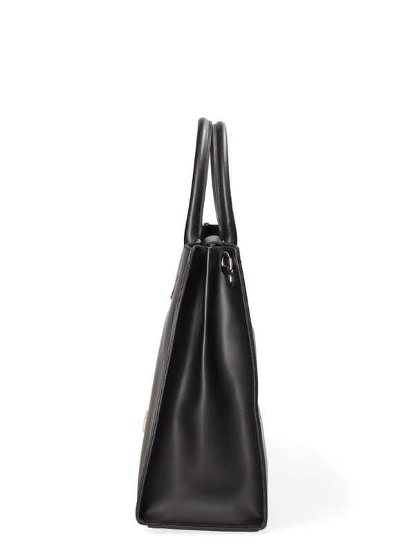 Bolso de mujer. El cierre es con botón magnético. Los bolsillos internos son uno con cremallera. Los bolsillos externos están ausentes. La bandolera es ajustable y extraíble en tejido. El mango es de piel. Hay dos compartimentos internos. El material exterior es piel auténtica arrugada. Internamente está forrado en tejido 70% algodón - 30% poliéster. Medidas: 34x31x14,5 cm. Hecho en Italia