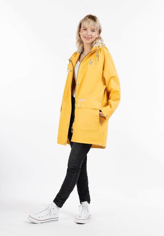La veste de pluie de myMo est très tendance avec sa forme large de poncho. De plus, le matériau enduit est non seulement imperméable à l'eau mais aussi au vent grâce aux coutures scellées et protège ainsi parfaitement contre toutes les conditions météorologiques. La doublure intérieure est en jersey doux, ce qui rend le vêtement encore plus confortable. Une grande capuche avec des cordons de serrage et un cordon scintillant, des poignets réglables et une longueur optimale assurent également une protection durable. Des trous de circulation d'air efficaces sous les bras permettent une bonne respirabilité. Les œillets, les boutons et d'autres petits détails ont été décorés avec de beaux logos estampés très stylés.Remarque importante concernant les tailles : comme la veste a une forme oversize particulière, elle est compatible avec plusieurs tailles : taille XS/S - va jusqu'à la taille 42/44 taille M/L - va jusqu'à la taille 46/48 taille XL/XXL - va jusqu'à la taille 50/52