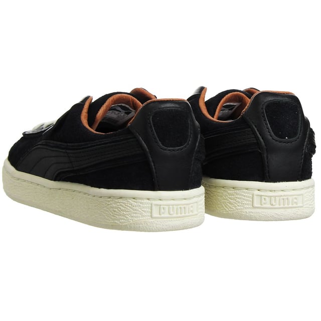 Las Puma AMQ (Alexander McQueen) Men's Black Trainers son un par de zapatillas modernas y de alta gama diseñadas en colaboración con la marca Alexander McQueen. Estas zapatillas son conocidas por su diseño único y elegante, que combina la experiencia en ropa deportiva de Puma con la estética de alta costura de Alexander McQueen.

Características principales:

 Color negro: Estas zapatillas vienen en un elegante color negro, que añade un toque de sofisticación y versatilidad a tu colección de calzado.

 Diseño vanguardista:  Las zapatillas AMQ suelen presentar un diseño vanguardista y a la moda, con detalles únicos, materiales de primera calidad y siluetas distintivas.

 Ajuste cómodo:  A la vez que priorizan el estilo, Puma y Alexander McQueen pretenden ofrecer un ajuste cómodo, incorporando a menudo amortiguación y sujeción para tus pies.

 Construcción duradera:  Estas zapatillas están fabricadas con materiales y artesanía de alta calidad, lo que garantiza que mantengan su calidad con el paso del tiempo.

 Cierre de cordones: El cierre de cordones permite un ajuste seguro y regulable, garantizando que las zapatillas permanezcan cómodamente en su sitio.

 Estilo versátil:  Además de ofrecer un aspecto moderno, estas zapatillas son lo suficientemente versátiles como para llevarlas en ocasiones elegantes o informales.

 Marca Puma y Alexander McQueen:  Las zapatillas suelen llevar la marca Puma y Alexander McQueen, lo que indica la colaboración y la fusión de ropa deportiva y alta costura.

Las zapatillas Puma AMQ para hombre en negro son una pieza única para aquellos que aprecian la moda de vanguardia y las colaboraciones con diseñadores. Estas zapatillas son una opción lujosa y elegante para todo tipo de ocasiones, ya sea para ir a la moda, asistir a eventos exclusivos o simplemente para realzar tus conjuntos informales.