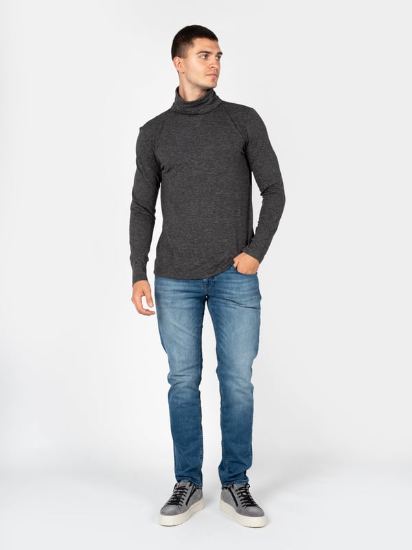 El diseño simple de este suéter es la quintaesencia de la elegancia y la versatilidad, combinando perfectamente con cualquier tipo de vestimenta, desde jeans casuales hasta pantalones de tela más formales.

Con cuello alto, que no solo añade estilo y clase, sino que también proporciona calor adicional en los días más fríos, siendo un elemento práctico en tu estilismo de invierno.

En la nuca, el emblema de la marca es un detalle discreto, pero claro, que indica pertenencia al grupo de productos de marcas premium y añade prestigio a quien lo lleva.

Hecho de tejido de alta calidad, que no solo proporciona durabilidad y resistencia al pilling, sino que también garantiza una comodidad excepcional gracias a la suavidad y elasticidad del material.