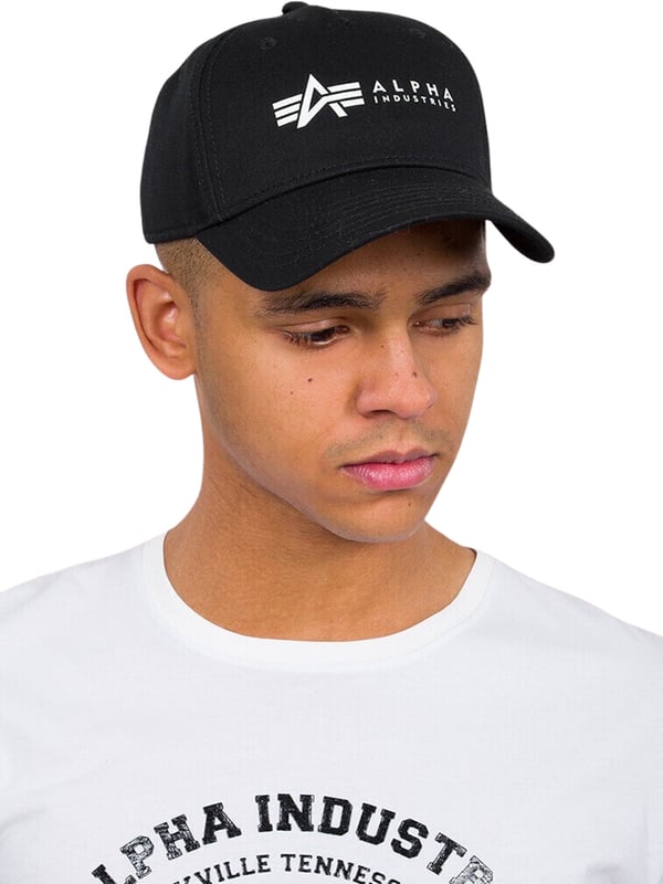 Diese Herren-Basecap kombiniert modernes Design mit funktionalen Details. Das farbige Logo auf der Vorderseite setzt einen markanten Akzent und macht die Cap zu einem echten Hingucker. Dank der verstellbaren Snapback-Schnalle lässt sie sich individuell anpassen und bietet einen perfekten Sitz. Ziernähte auf dem Schirm verleihen der Cap eine hochwertige Optik, während bestickte Luftlöcher für eine optimale Luftdurchlässigkeit sorgen. Gefertigt aus belastbarem Twill, ist sie robust und ideal für den täglichen Gebrauch geeignet. Die innenliegenden Nahtabdeckbänder erhöhen den Tragekomfort und unterstreichen die hochwertige Verarbeitung. Eine Labelflag auf der Rückseite rundet das Design stilvoll ab. Perfekt für Männer, die Funktionalität und einen trendigen Look vereinen möchten.