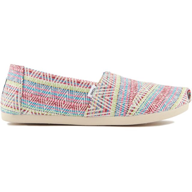 Devuelve la primavera a tu paso con las zapatillas de lona TOMS Alpargata que cuentan con una parte superior de lona estampada de colores. refuerzo elástico y construcción liviana con plantilla de espuma Ortholite y duradera. suela cómoda. Este icónico zapato sin cordones es lo último en calzado informal. haciendo que sea fácil ir fácil. feliz y casual sin esfuerzo.