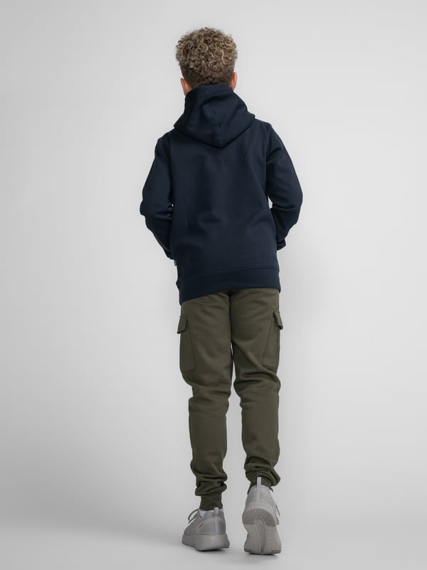 Bequeme Jogginghose mit Tunnelzug und normaler Passform. Die Hose hat zwei Cargotaschen, zwei Seitentaschen und eine Gesäßtasche. In verschiedenen Farben erhältlich. JogginghoseNormale PassformTunnelzugCargotaschen, Seitentaschen und Gesäßtasche70 % Baumwolle / 30 % Polyester