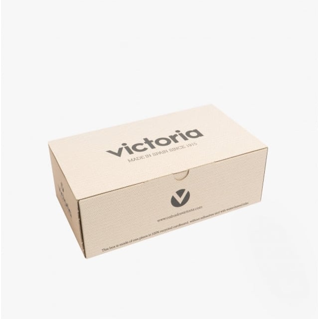 Victoria UTOPï¿½A TOTAL Womens Canvas Trainers Black

 Upper Material: Fabric

Lining Material: Fabric

Sole Material: Rubber

Closure/Fastening: Lace-Up

Features: Comfort,Breathable

Toe Shape: Round

Shoe Width: Regular

Item Weight: 0.8 KG

Heel Height: Flat (Under 2.5cm)

Trainer Style: Plimsolls

Gift Boxed: No
Product Code: 1260111/BLK