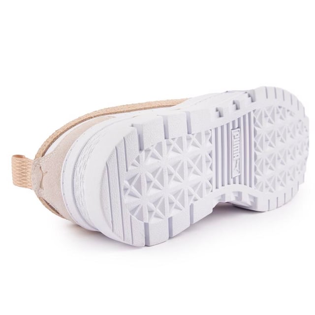 PRODUCT STORY For the hype girls, the street enthusiasts, the trend setters ­­– the Mayze. This stand-out model has a stacked sole for a look that makes a statement, however you choose to style it. We take the timeless route with this pair. A classic base colour and a contrast across the PUMA Formstrip and heel. What's not to love? DETAILS : Leather upper Suede overlays Rubber outsole PUMA Formstrip on the medial and lateral side PUMA Cat Logo on the heel