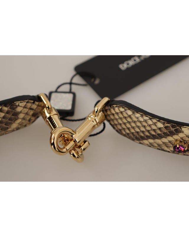 100% äkta Dolce \u0026 Gabbana axelrem för axelväska\n  Tillverkad av läder\n  Vacker beige nyans\n  Komplett med två guldfärgade karbinhakar\n  Modell: Axelrem för väskor\n  Kön: Kvinna Kvinnor\n  Färg: Beige med guldfärgade metalldetaljer\n  Material: 100% Python-läder\n  Detaljerad logotyp\n  Tillverkad i Italien\n  Mått: 100cm x 3cm\nMaterial: 100% pytonläder