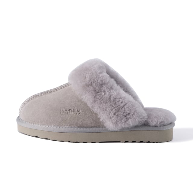 DETALLES Zapatilla acogedora, cómoda y fácil de poner Forro de lana de piel de oveja australiana genuina de primera calidad suave Cuero de primera calidad Parte superior de gamuza con plantilla de piel de oveja australiana Procesamiento ecológico y de origen sostenible Zapatilla de piel de oveja unisex: se puede usar de día y de noche Suela de EVA suave: amortiguación adicional y Piel de lana ligera y firme para una calidez superior.